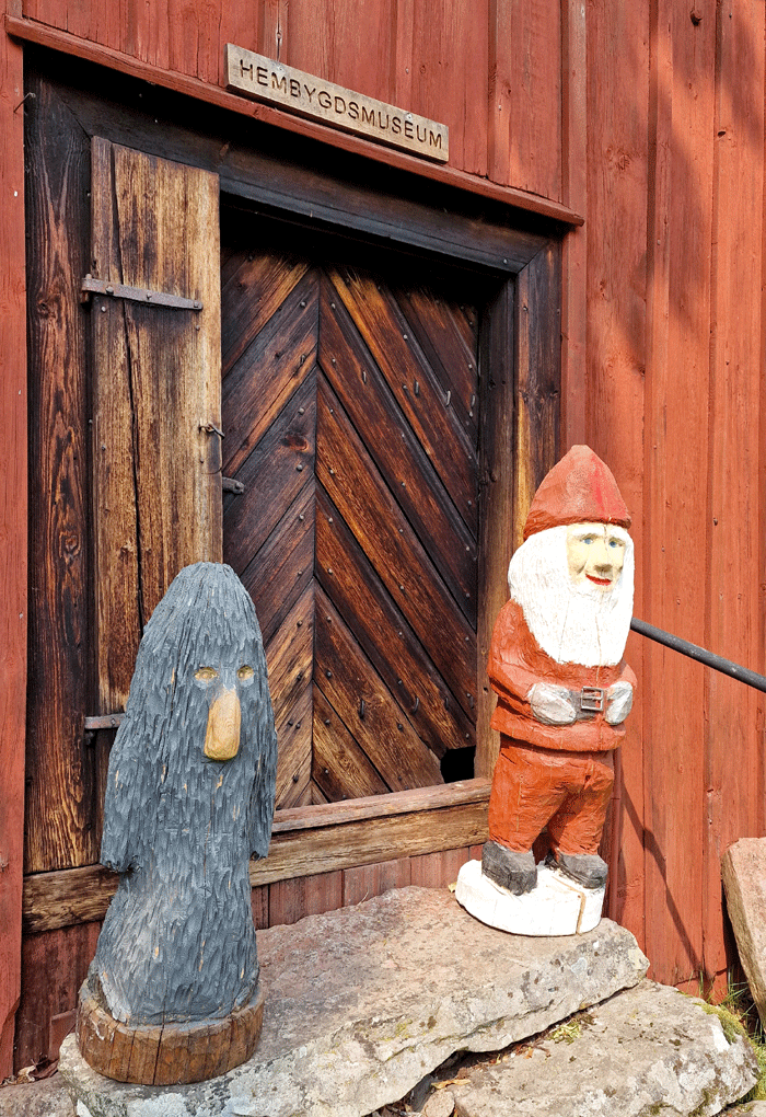 Troll och tomte utanför hembygdsmuséet