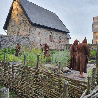 Lekbröder i klosterträdgården