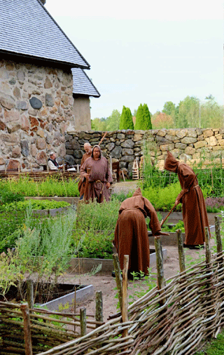 Munkar i klosterträdgården